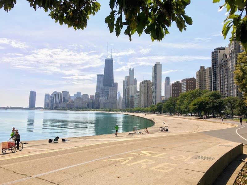 Lakefront Trail to Oak Street Beach
