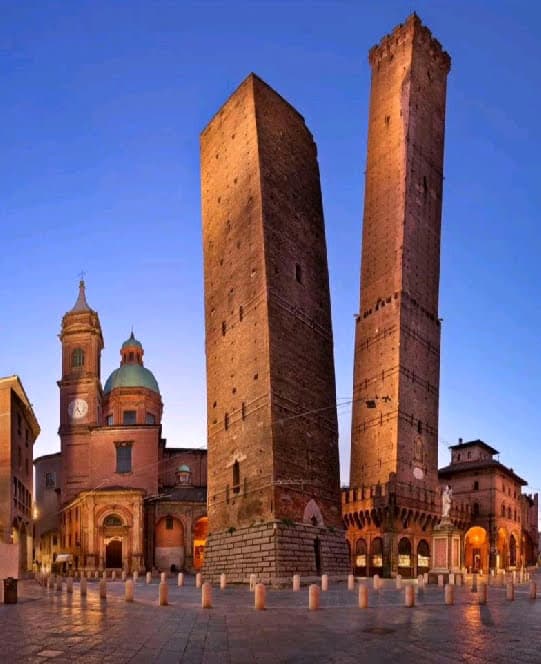 Le Due Torri (Two Towers) – Piazza di Porta Ravegnana