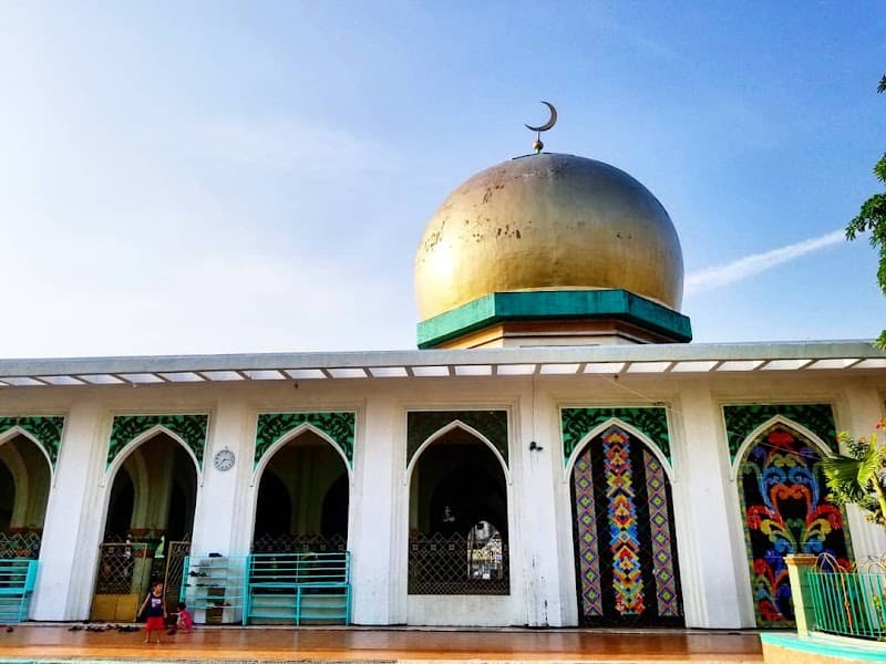 Local Halal Eateries near Golden Mosque (e.g., small carinderias on Globo de Oro Street)