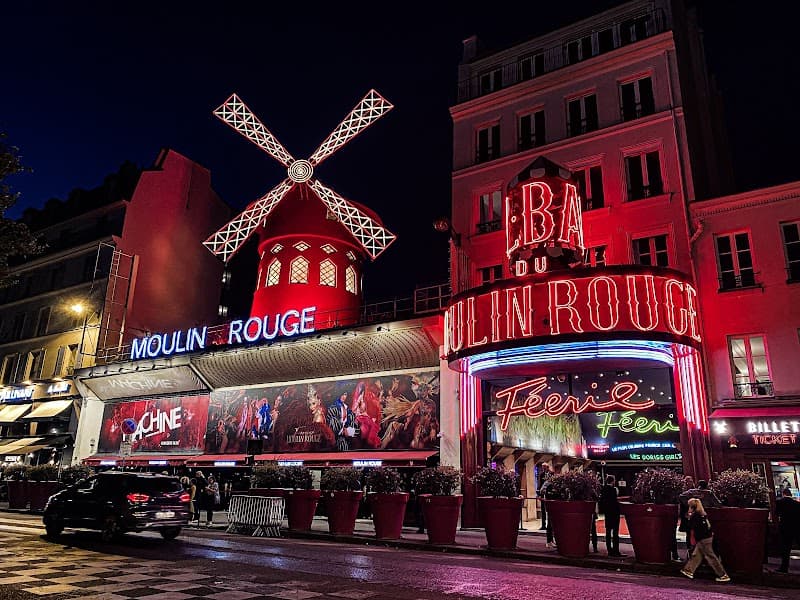 Moulin Rouge Area Evening Walk