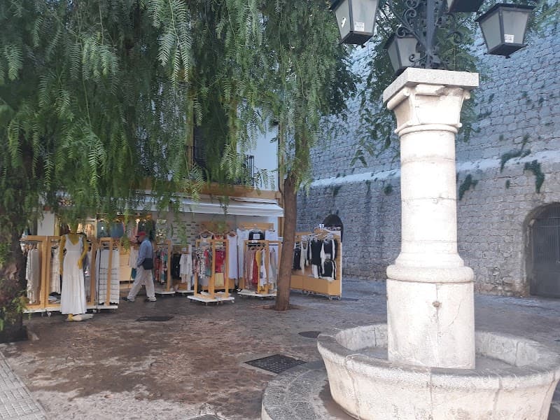 Museu d’Art Contemporani & Old Town Alleys