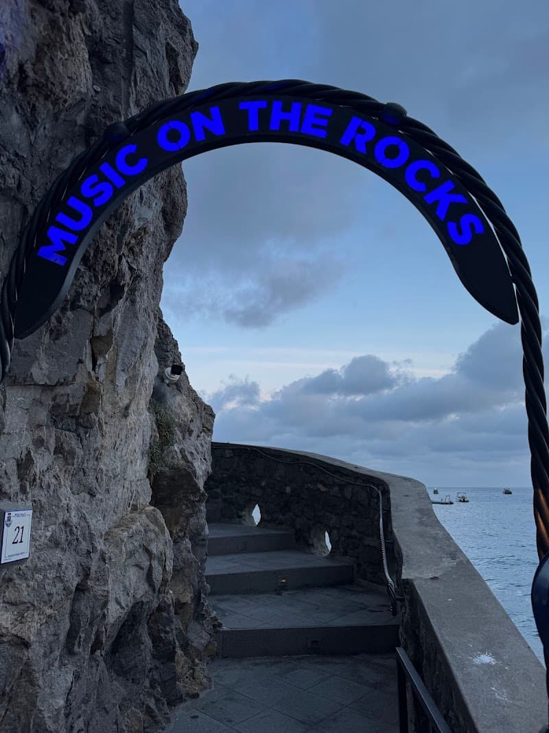 Music on the Rocks Nightlife