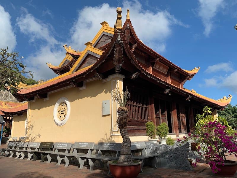 Nui Mot Pagoda (Van Son Tu)