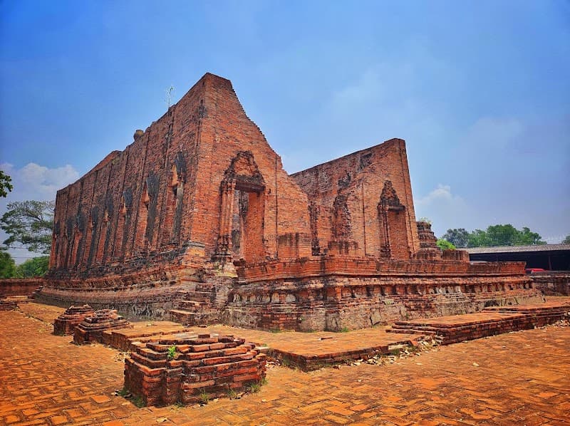 Offbeat Temple Pair: Wat Kudi Dao & Wat Maheyong