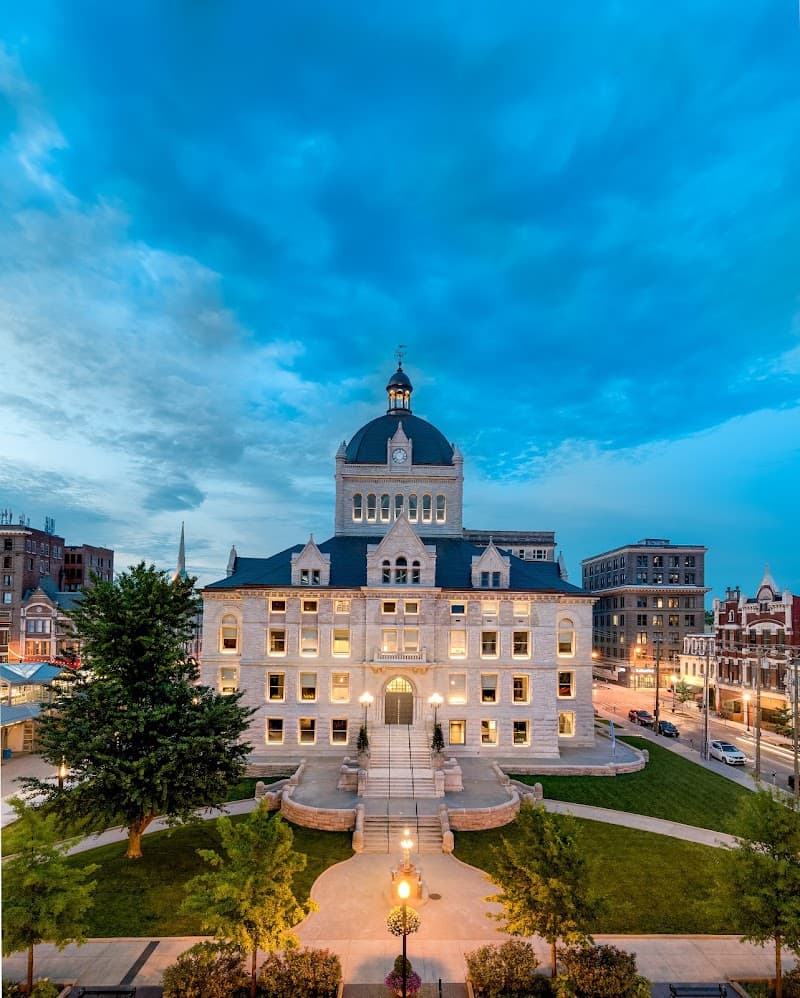 Old Fayette County Courthouse & Courtyard Stroll