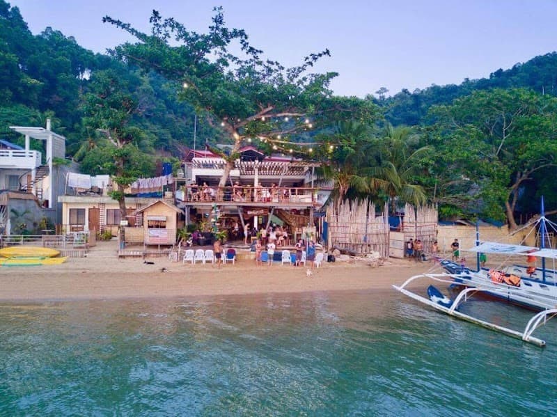 Outpost Beach Hostel (Private Rooms)