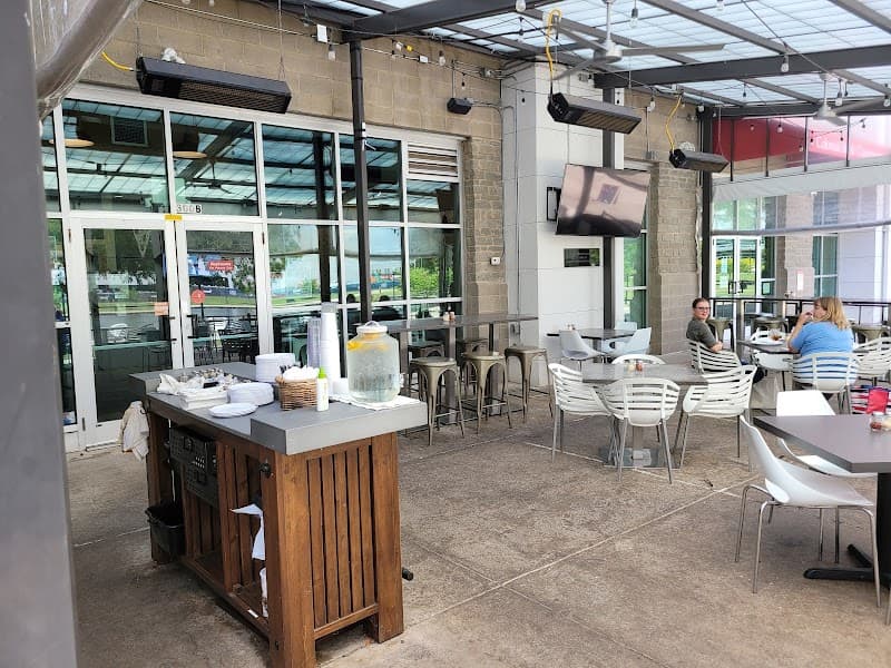 Pane e Vino Pizzeria (Riverfront Vegetarian Pizza)