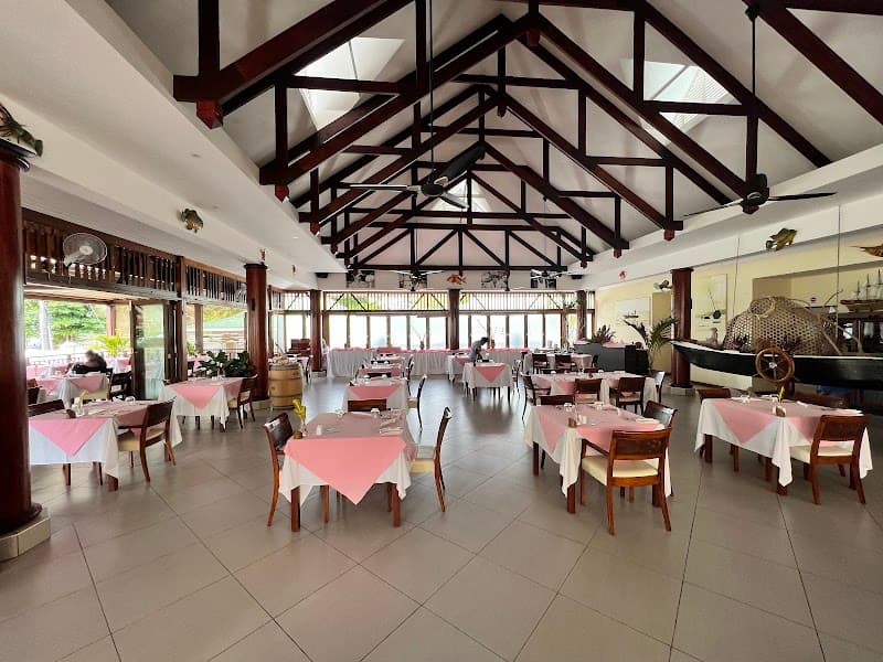 Pirogue Restaurant & Bar (Halal-Friendly Fish & Veg)