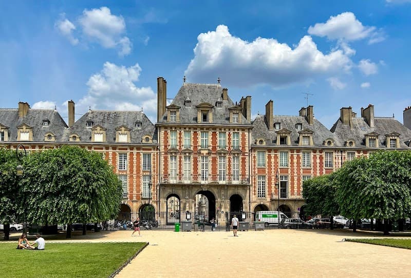 Place des Vosges & Le Marais Streets