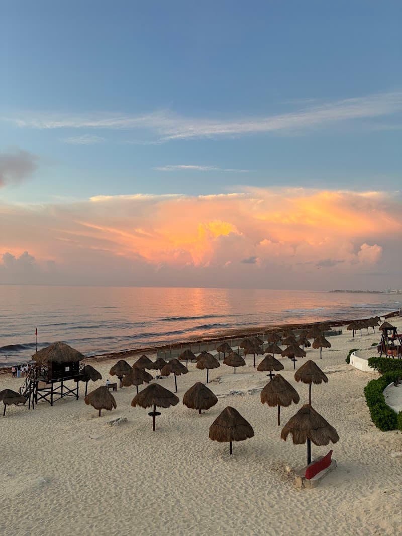 Playa Delfines & Mirador