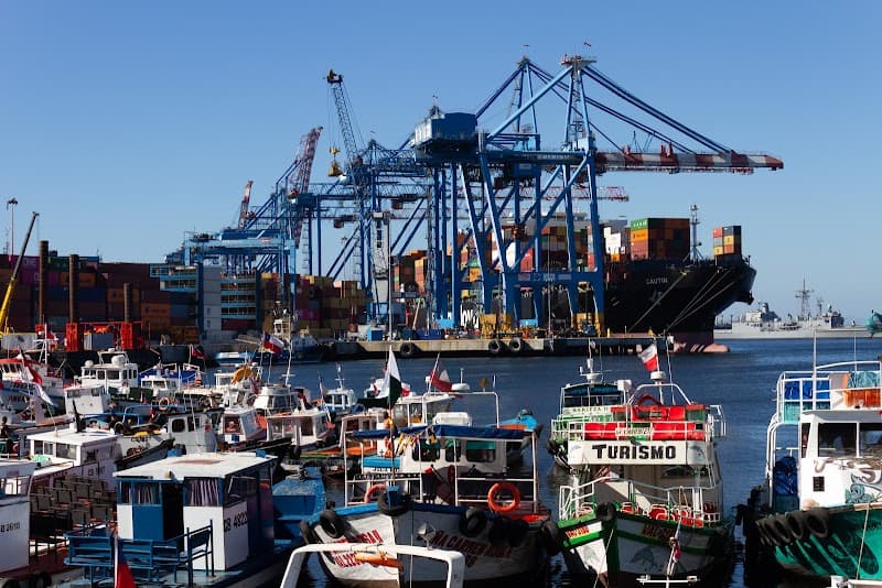Plaza Sotomayor & Muelle Prat Waterfront