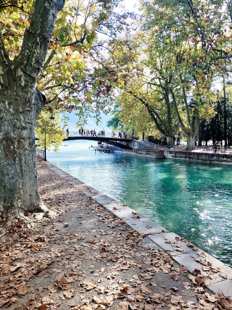 Pont des Amours & Pâquier Lakeside Promenade