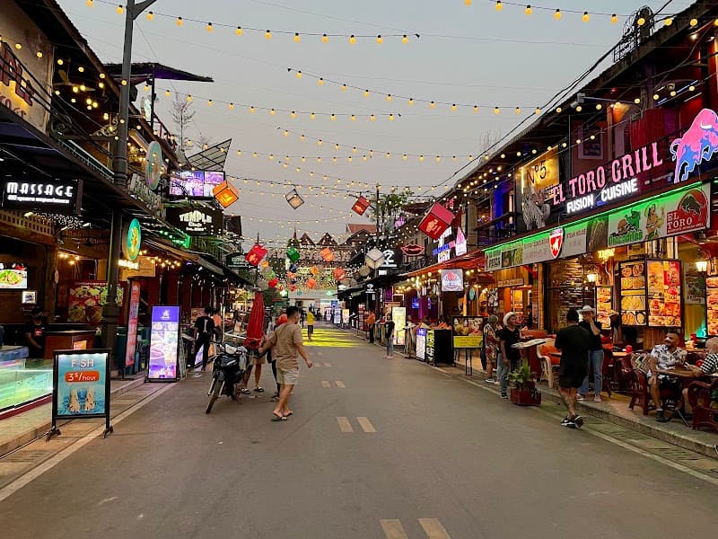 Pub Street & Angkor Night Market Evening Walk