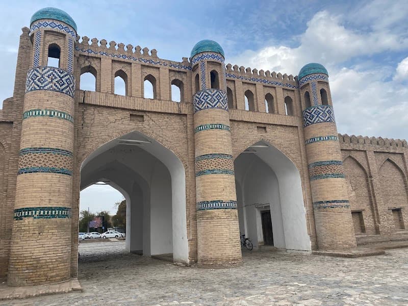 Qosha Darvoza Hotel