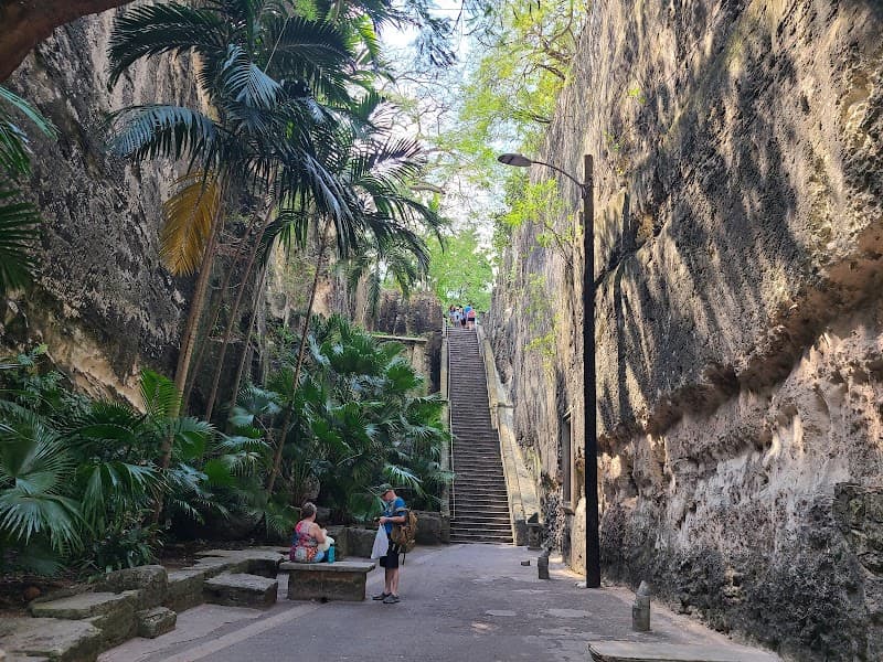 Queen's Staircase Hike