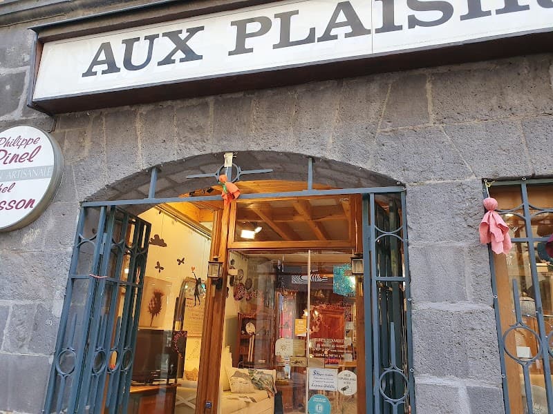 Rue du Port & Side Streets Walk
