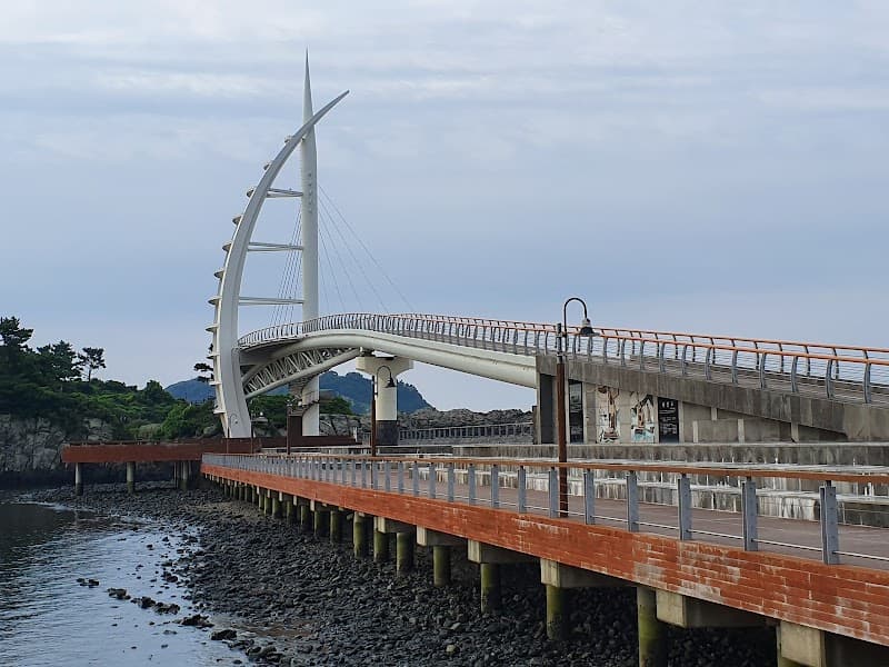Saeyeongyo Bridge & Saeseom Island Walk