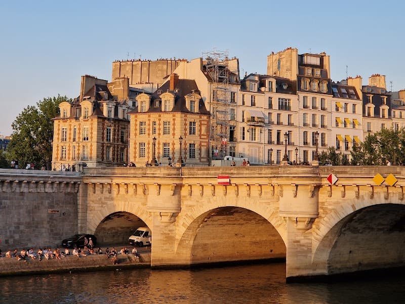 Seine Riverbank Walk (Île Saint-Louis to Pont des Arts)