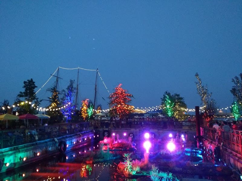 Spruce Street Harbor Park (Seasonal Riverfront Oasis)