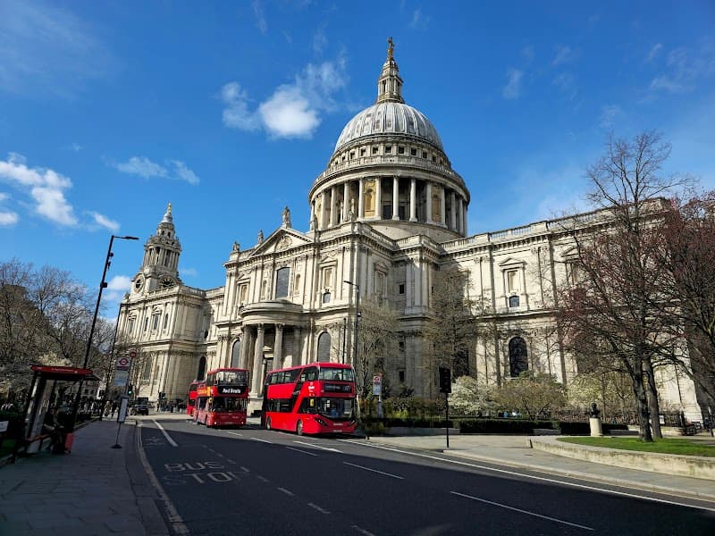St. Paul's Cathedral (interior + Whispering Gallery climb)