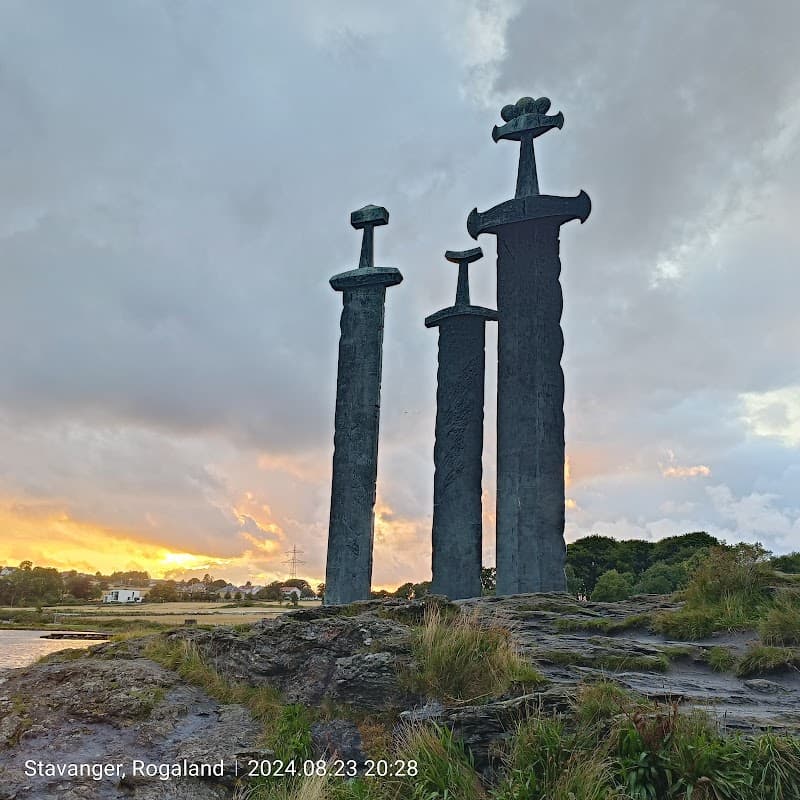 Sverd i fjell (Swords in Rock)