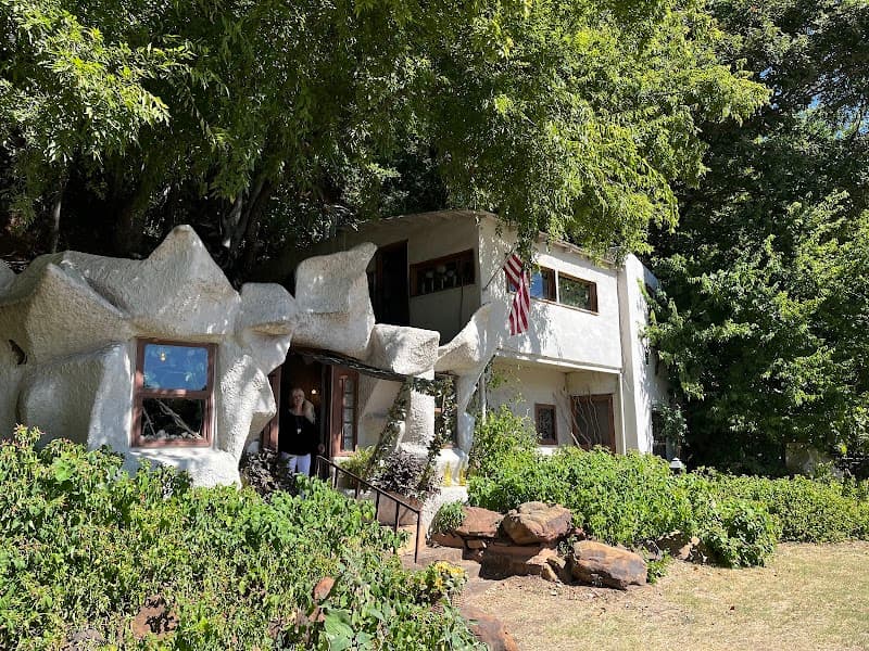The Cave House Exterior & Riverside Drive Explore