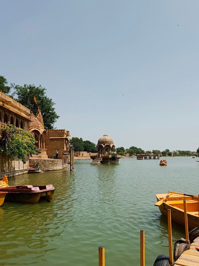 Tilon Ki Pol & Lakeside Temples