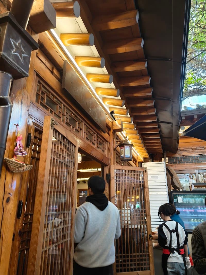 Seoul in 7 Days: Palaces, Markets, Style, and Night Energy
