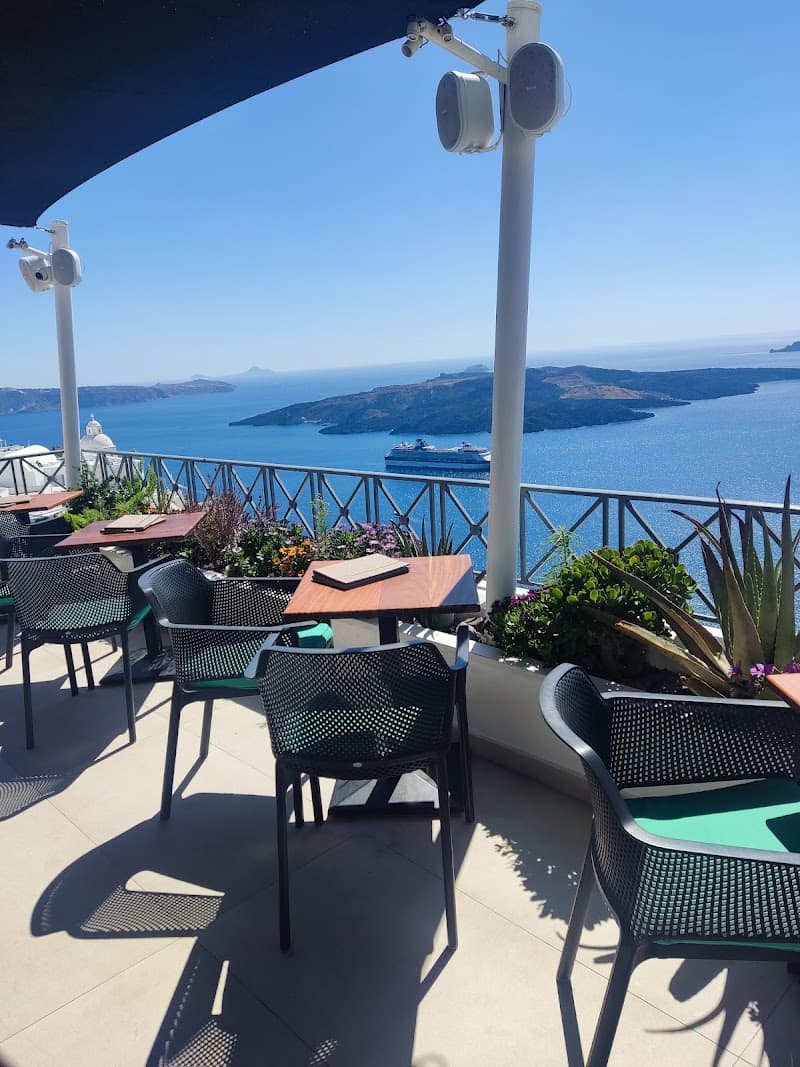 Santorini in a Weekend: Caldera Views, Wine, and Sunset Magic