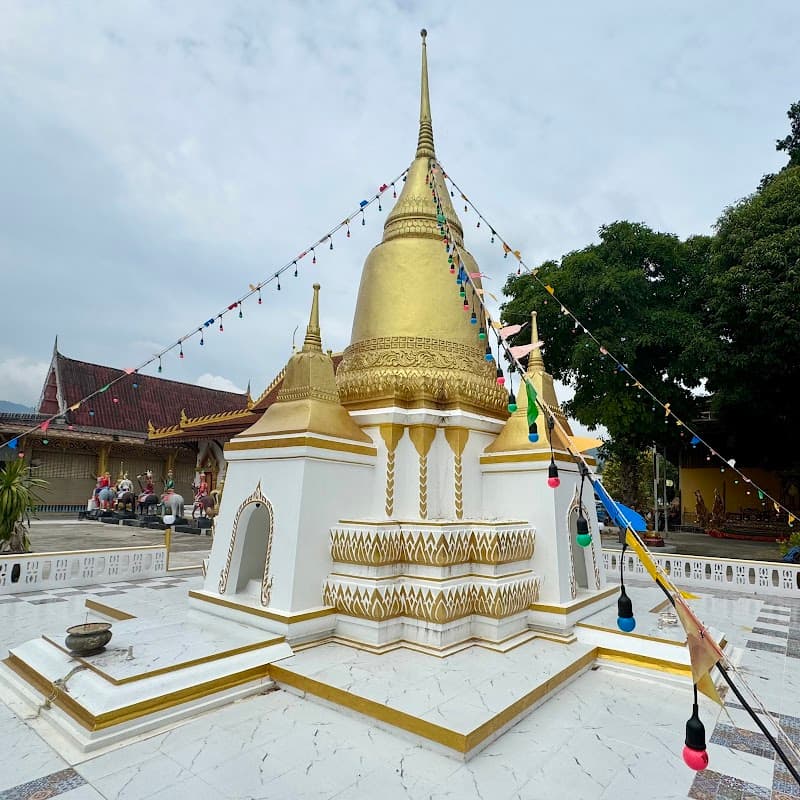 Wat Lamai and Local Market Area