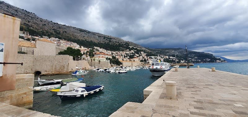 Waterfront Café/Pizzeria near Old Town Port