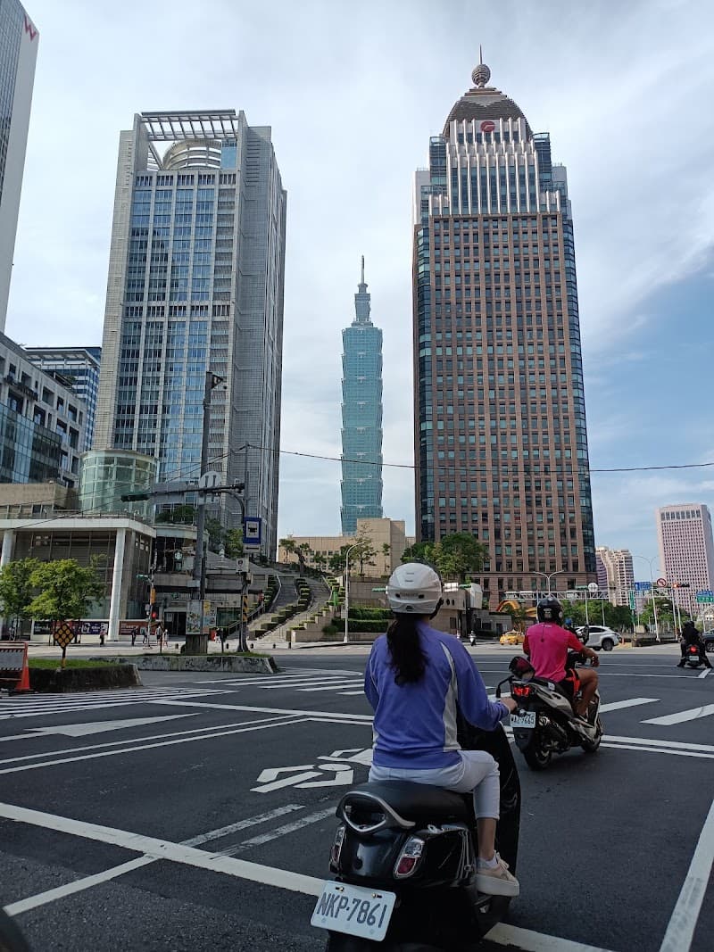 Xinyi District Night Stroll