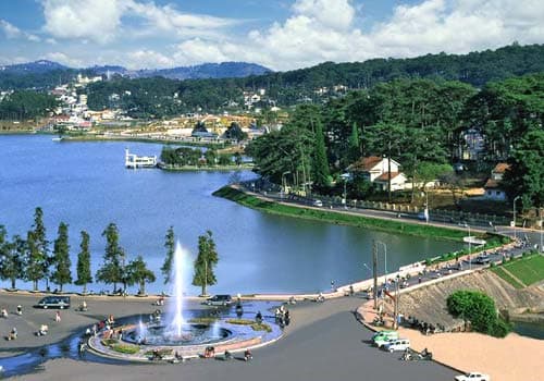 Xuan Huong Lake Stroll