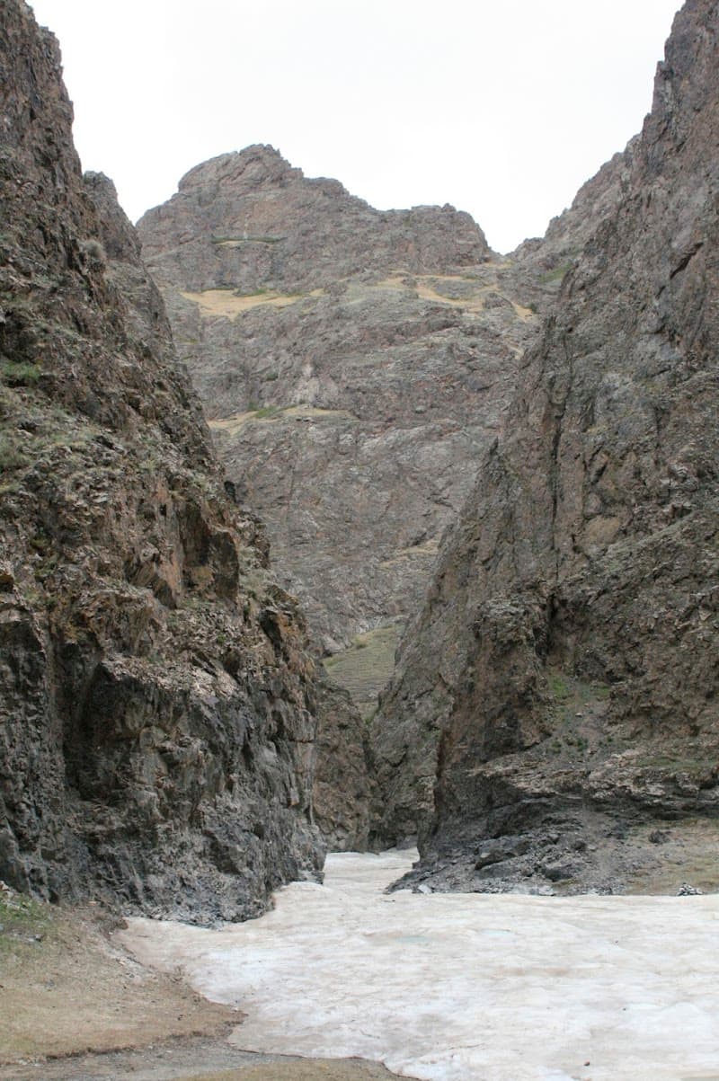 Yolyn Am Canyon Walk